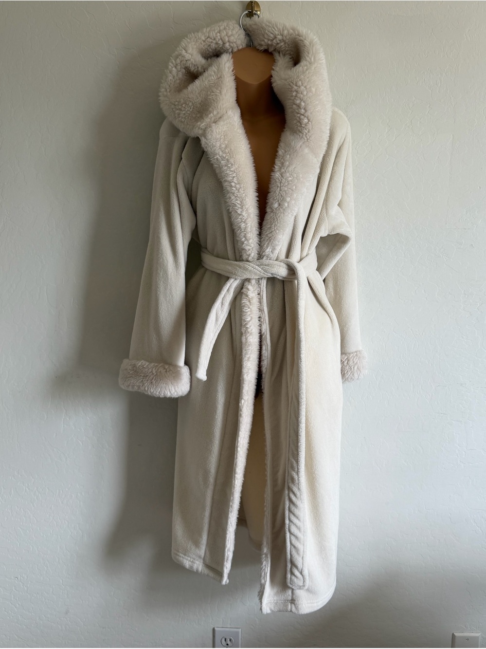 Pottery Barn Plush Hooded Faux Fur Trim Robe Ivory Cream - Size Medium